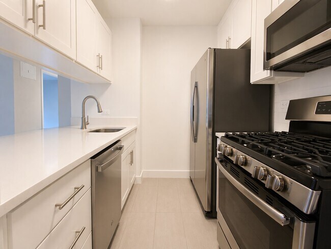 Photo - 323 E 50th St Unit 3B