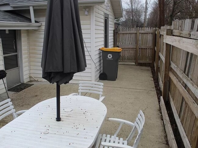 Photo - 104 E Wilson St
