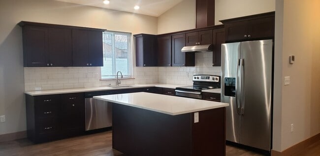 Photo - 1404 E 6th St