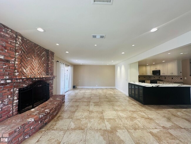 Building Photo - Beautiful 2-story pool home