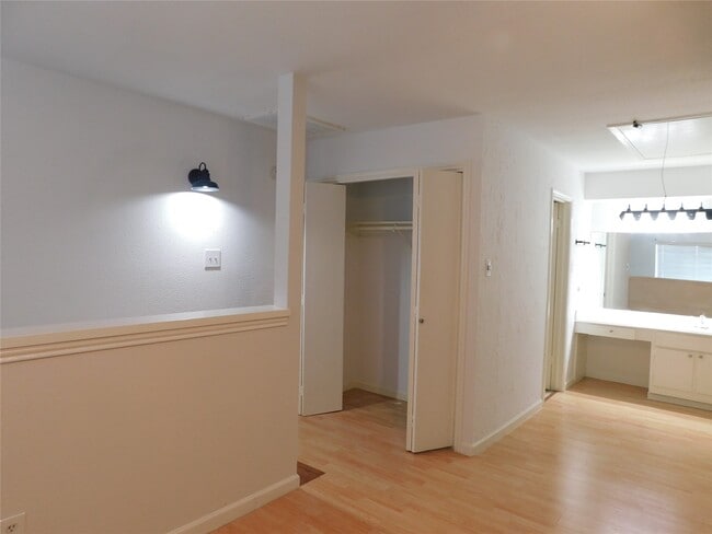 Building Photo - 9200 W Bellfort Ave Unit 48