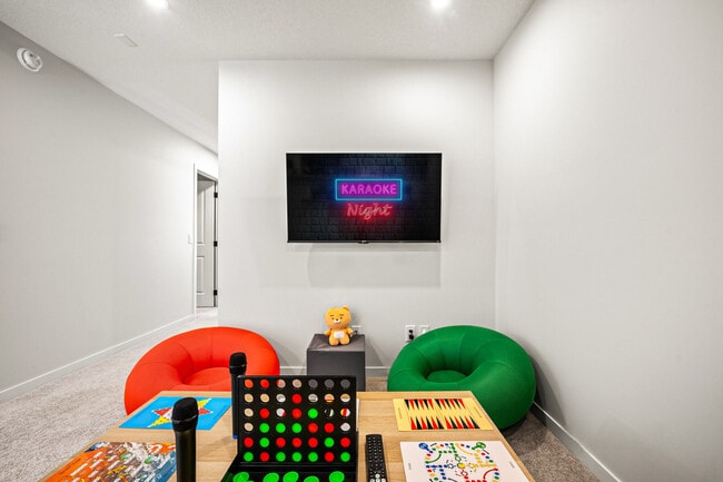 Building Photo - 53 Edith Cres NW