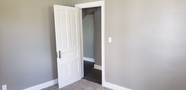 Building Photo - 103-832 S Washington St Unit 833-1/2 South Washington Street