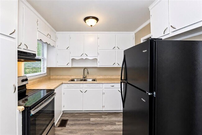 225 Glenrose Cir SW