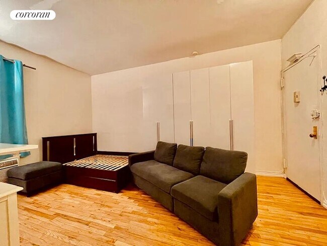 Photo - 2790 Broadway