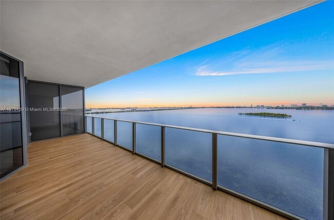 Building Photo - 700 NE 24th St Unit 1706