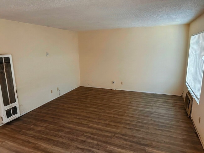 ¡Amplia sala de estar! - 614 Rancheria Dr Unidad B