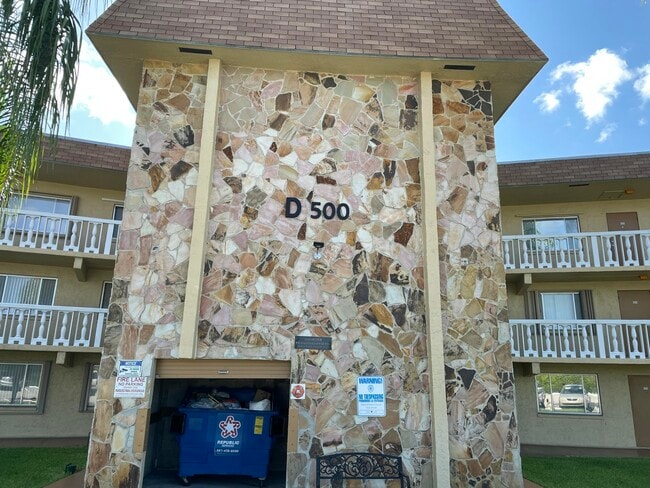 Photo - 500 Village Green Cir W Unidad 206 Rental