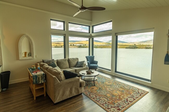 Building Photo - Jones - Fully Furnished Condo on the River Available Mid Sept - Mid May Only