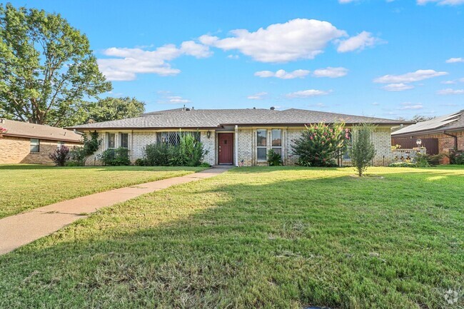 Building Photo - Sprawling Lewisville home with POOL