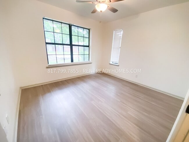 Photo - 203 W Shady Oaks Cir