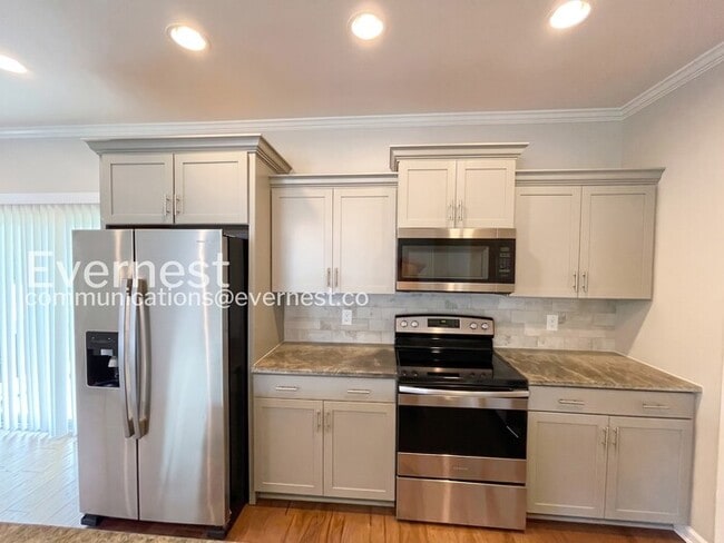 Photo - Charming Modern Home / 5 beds 3.5 baths / Garage attached / Fenced-Yard / Available now!