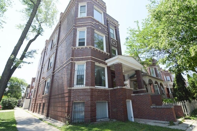 Building Photo - 3701 W Wrightwood Ave Unit 1 Rental