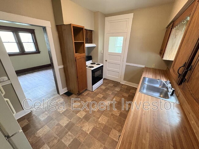 Photo - 1353 Huestis Ave
