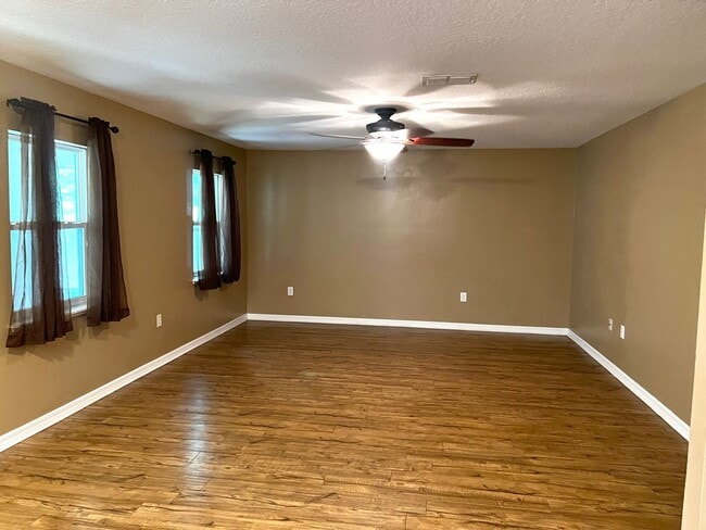 Photo - 3/2 with fenced in yard!