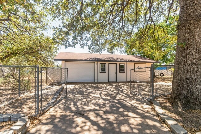 Photo - 124 E Castlebriar Dr