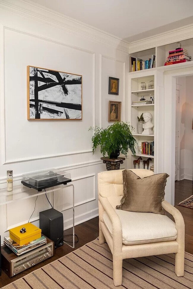 718 W Gordon Terrace Condo Unit 2F Condo for Rent in Chicago, IL