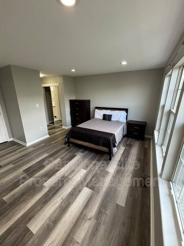 20 Ashby Ln Unidad 3 - Upstairs Master Bed Front