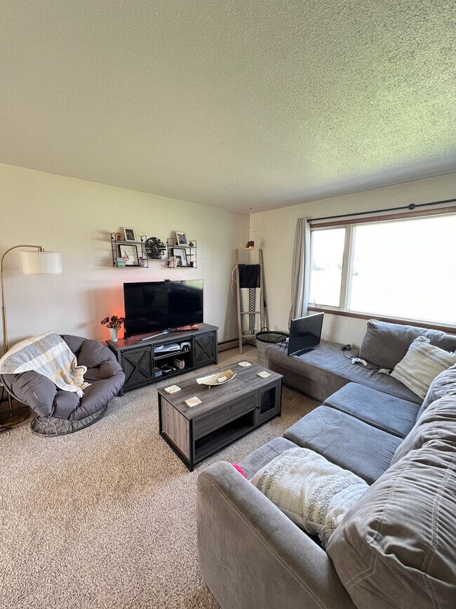 Photo - AVAILABLE MAY - Large 2 Bedroom Apartment! Unit 1610 N 32nd St