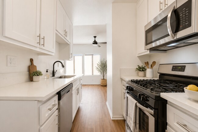 Photo - 18541 Vincennes St