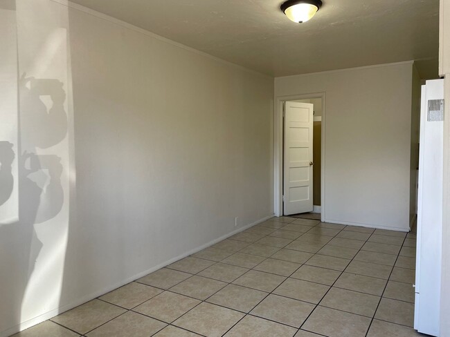 Building Photo - Cute 1 Bedroom 1 Bath Apartment