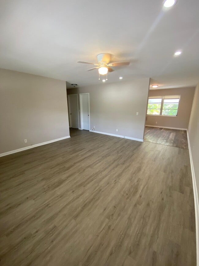 Building Photo - 612 Prosperity Farms Rd Unit 2