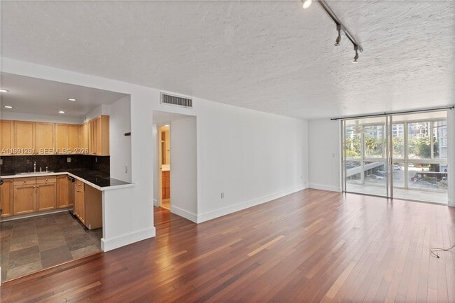 Building Photo - 145 SE 25th Rd Unit 404