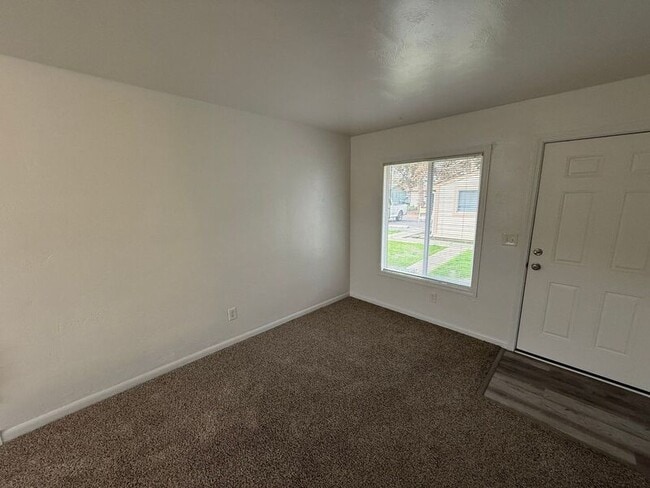 Photo - 1566 Bellevue St SE