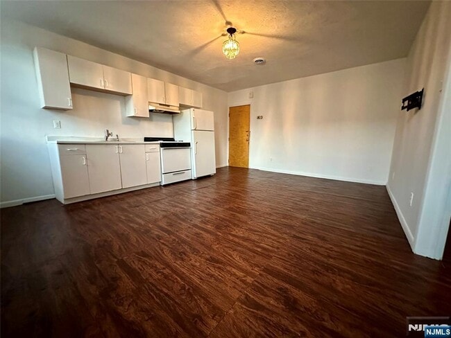 Building Photo - 530 Valley Brook Ave Unit 2-2 Rental