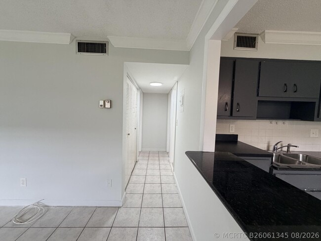 Building Photo - 6191 SW 37th St Unit Apt 114