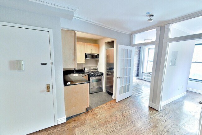 Building Photo - 420 E 9th St Rental