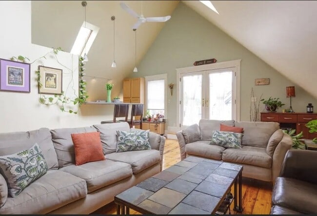 Building Photo - 3 Hagar St Unit 3