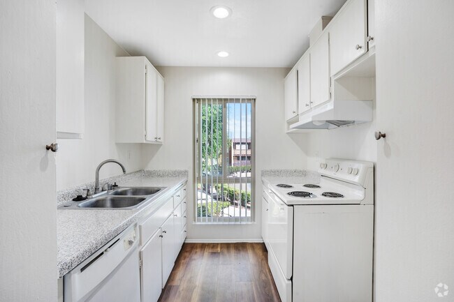 2BR, 2BA - 910 SF