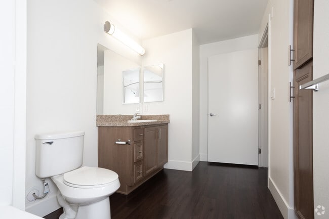 1BR, 1BA - 878 SF