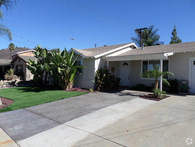 Building Photo - 3 bedroom 1 bath newly remodeled home in E...