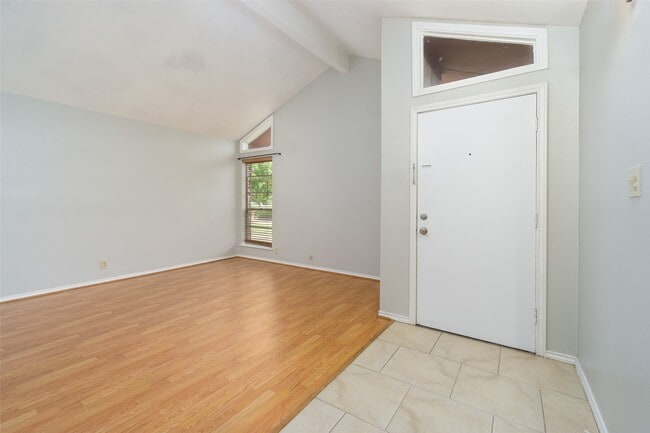 Photo - 2119 Williamsburg Ct S