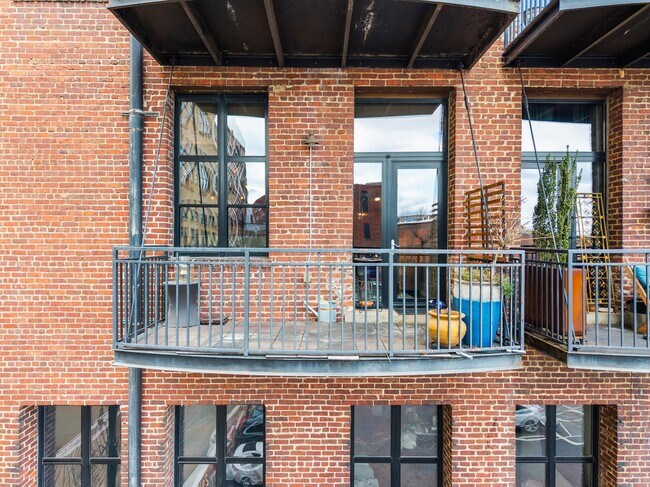 220 W Jackson Ave