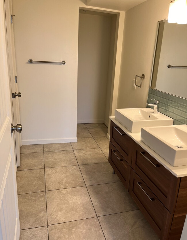 2 bdr Main Bathroom - University Ridge Apartments