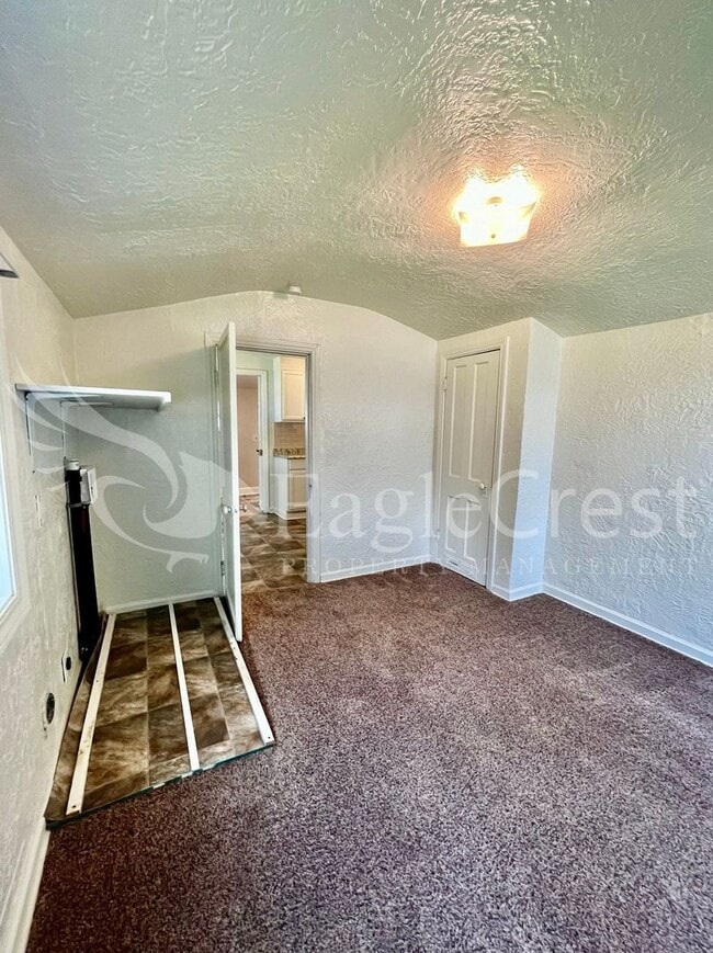 Photo - Comfortable 2-Bedroom Home with Fenced Yard & Washer/Dryer Hookups