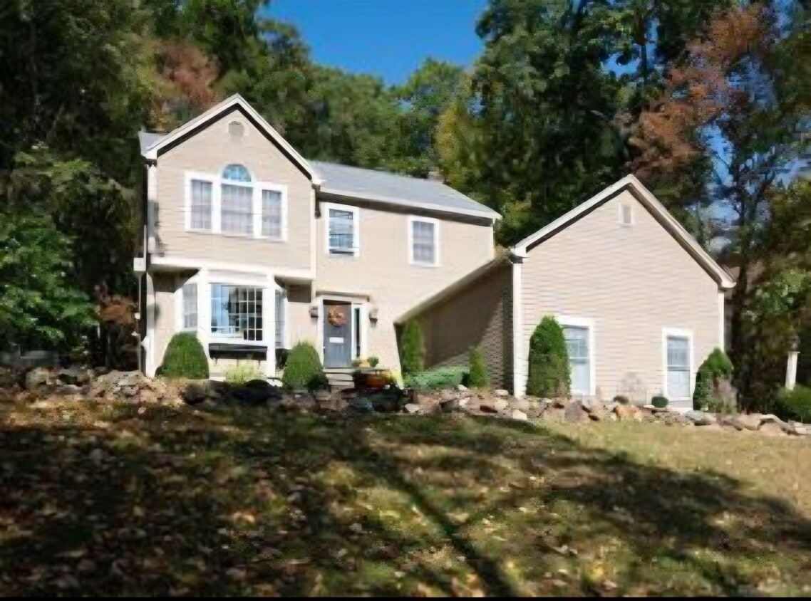 Photo - 139 Stonefence Rd (Naugatuck, CT)