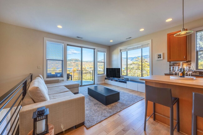 Building Photo - 418 Bluff Rd Unit ID1247330P Rental