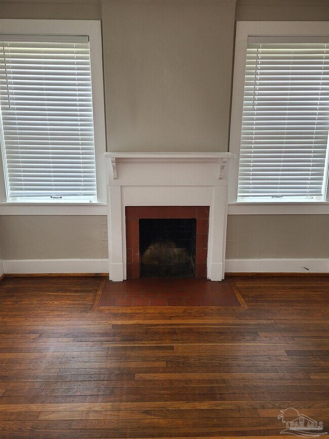 Photo - 114 W La Rua St