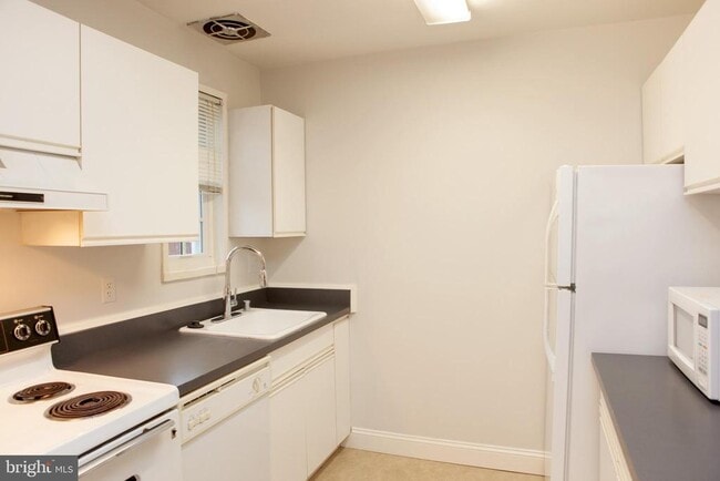 Photo - 1712 W Abingdon Dr Unit 301