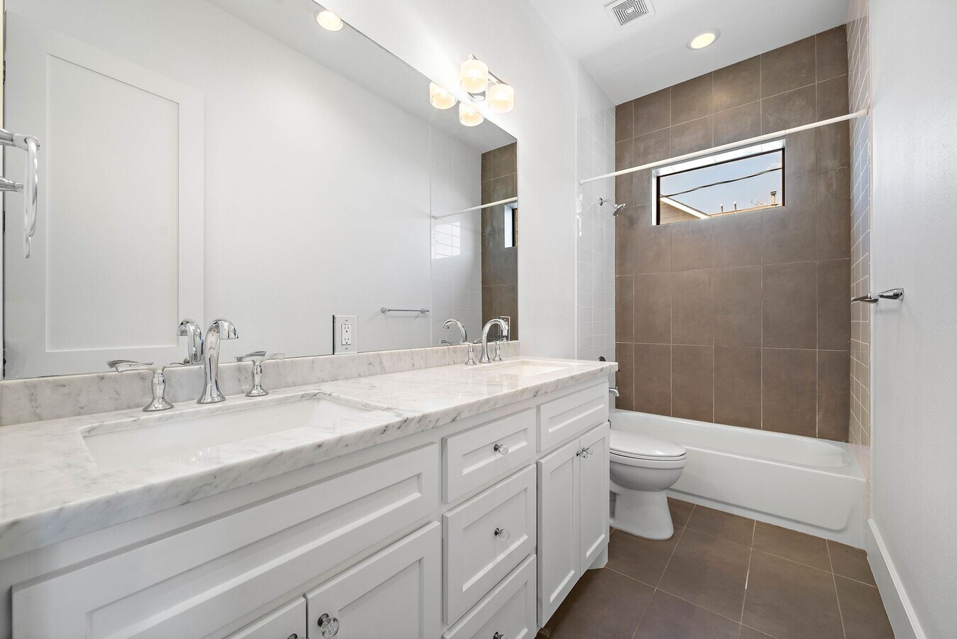 Photo - 819 Algregg St