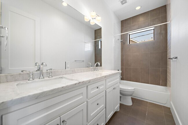 Building Photo - 819 Algregg St