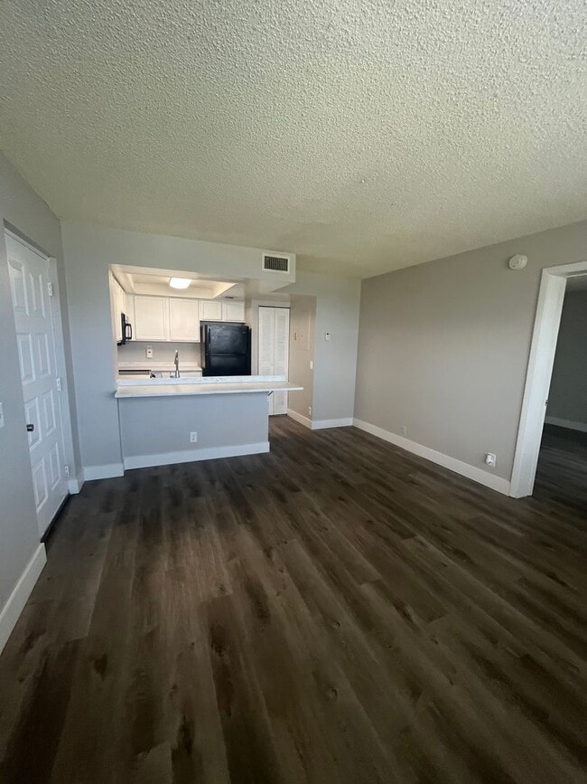 Photo - ONE BEDROOM ONE BATHROOM!! With LAKEVIEW! Unit 211