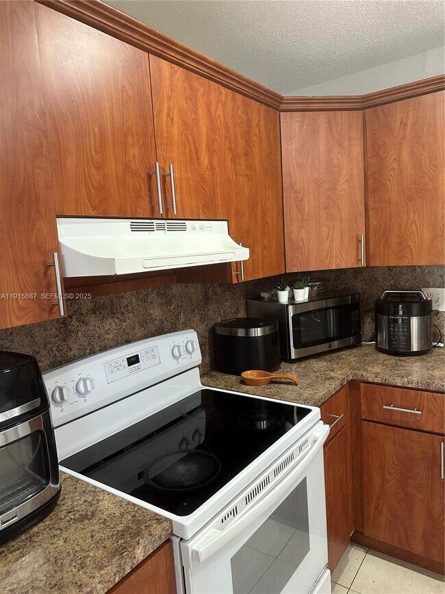 Building Photo - 10511 SW 108th Ave Unit 287