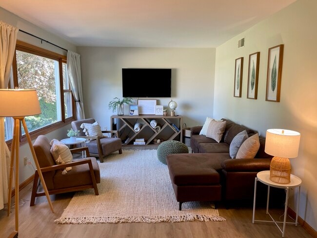 Photo - 4202 Lake St