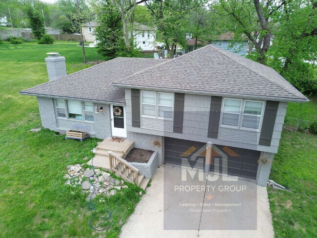 Photo - Beautiful 3 Bedroom / 1.5 Bath *Large Corner Lot* 2 Car Garage