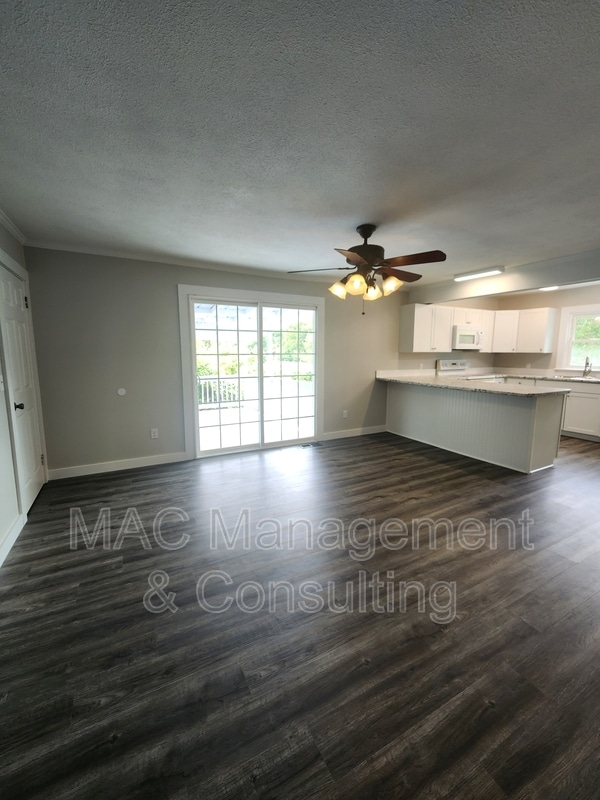 Photo - 1067 Crescent Dr